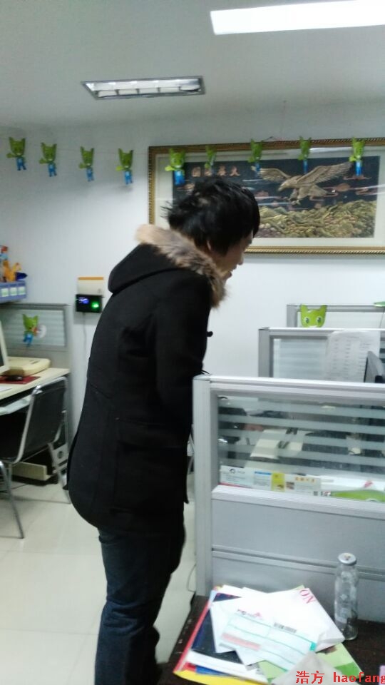 客服部王章寧擦桌子 客服部王章寧擦桌子