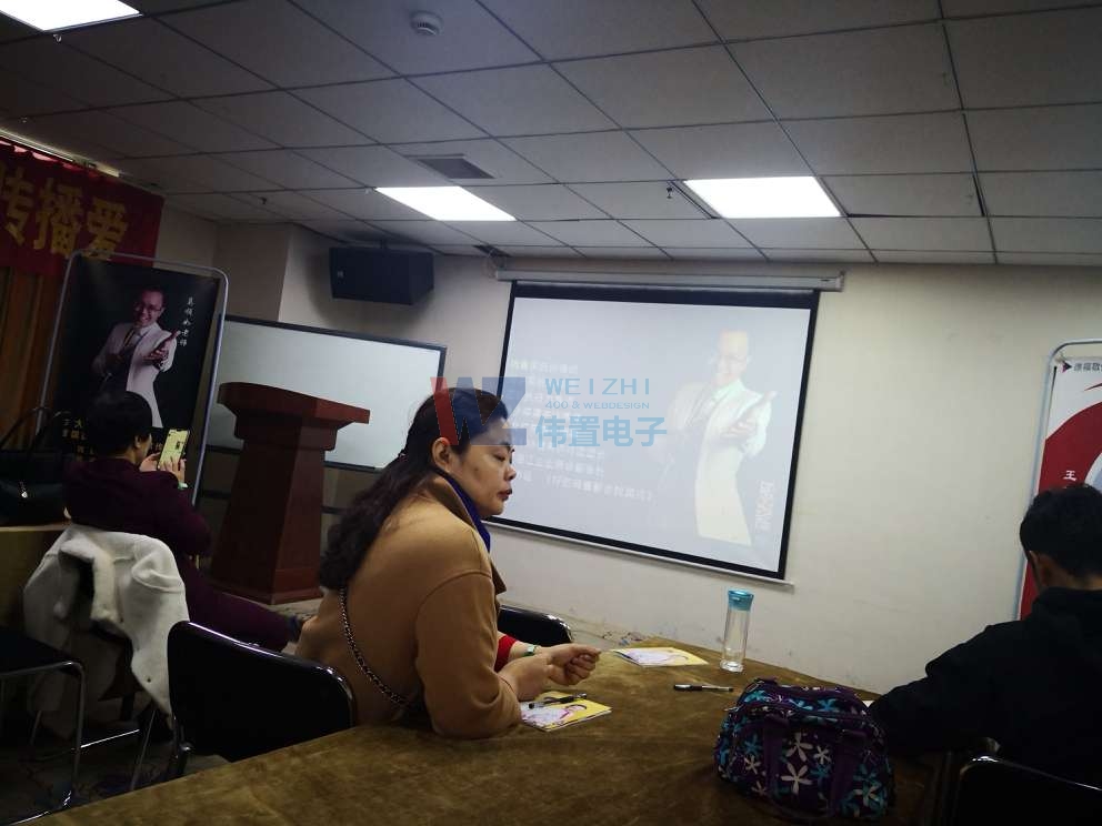 孫經(jīng)理與銷售冠軍討論學(xué)習(xí) 孫經(jīng)理與銷售冠軍討論學(xué)習(xí)